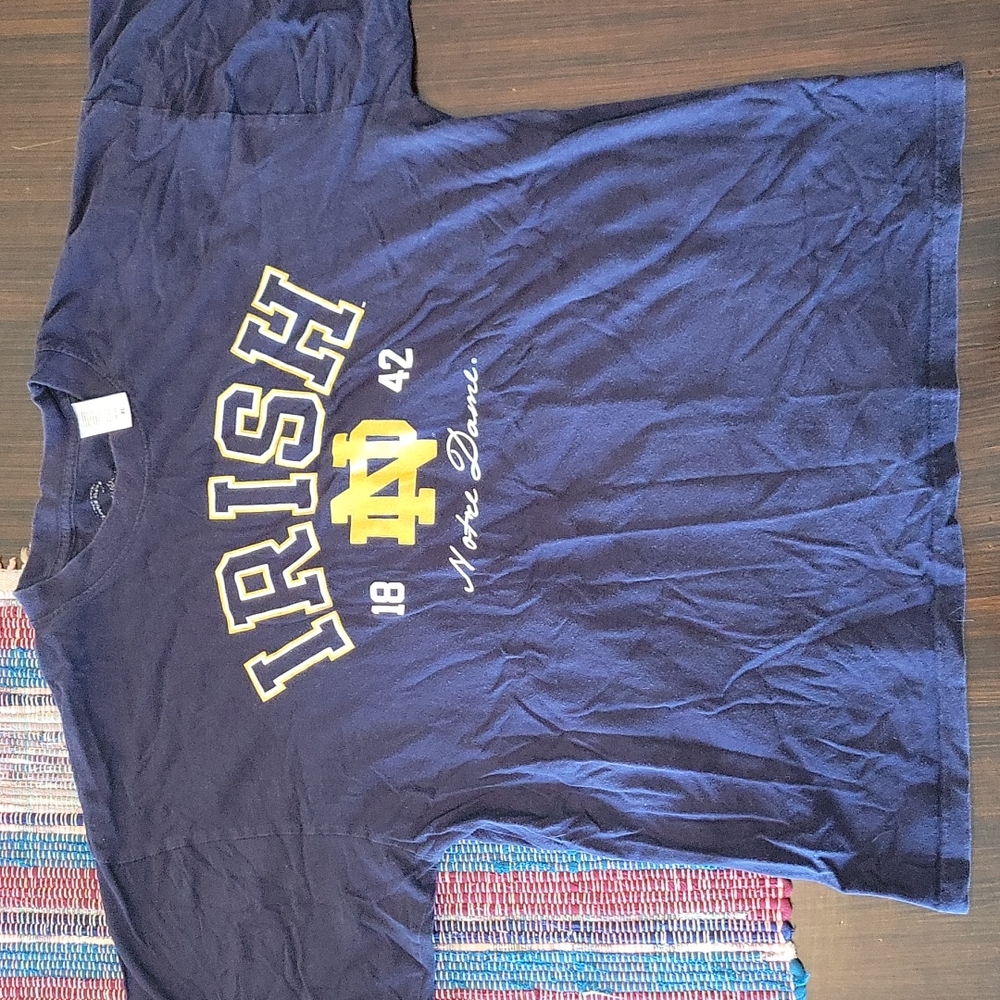 Notre Dame navy blue size XL short sleeve t-shirt. {262}